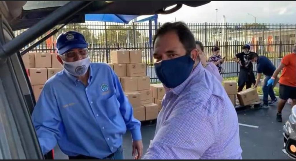 Medley Mayor, Roberto Martell, cohosted food distribution event