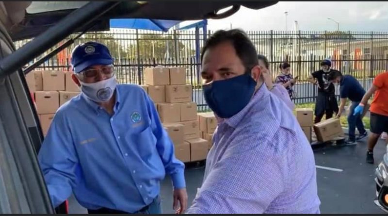 Medley Mayor, Roberto Martell, cohosted food distribution event