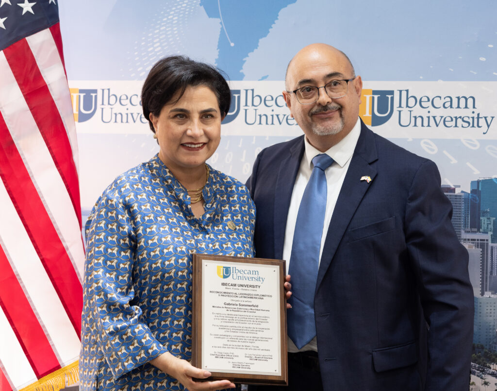 Canciller distinguida como Ilustre Visitante de IBECAM University.